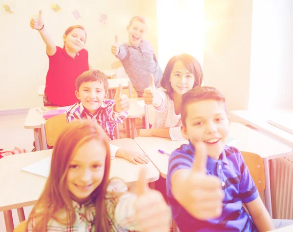 Groep van school-kids opdagen duimen — Stockfoto