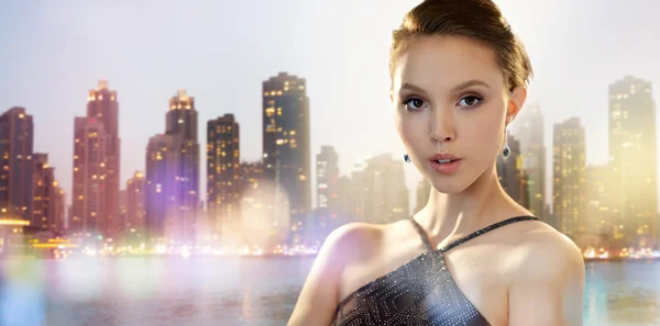 Bella giovane donna asiatica con orecchino in città — Foto Stock