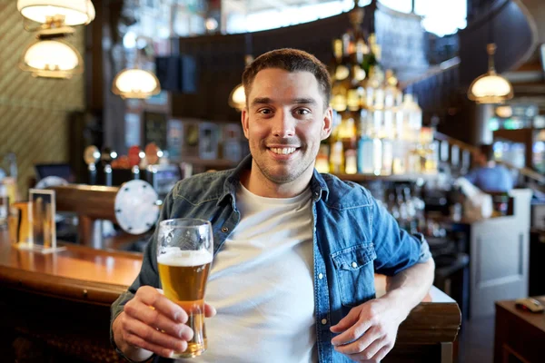Счастливчик пьет пиво в баре или пабе — стоковое фото