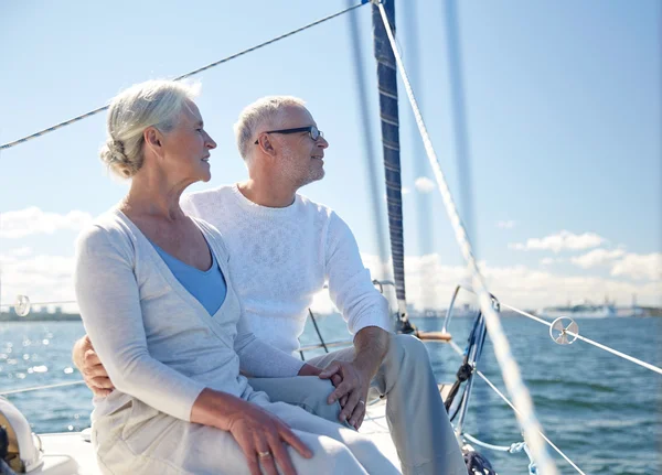 Старша пара обіймається на вітрильному човні або яхті в морі — стокове фото