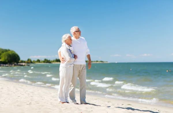 Feliz pareja de ancianos abrazándose en la playa de verano — Foto de Stock