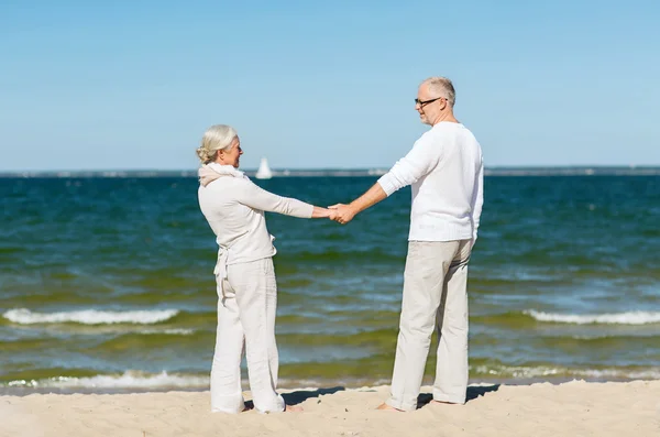高级对幸福的夫妇手牵手在夏天的海滩上 — 图库照片