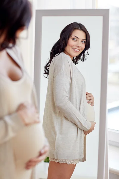 Evde yansıtmak isteyen mutlu hamile kadın — Stok fotoğraf