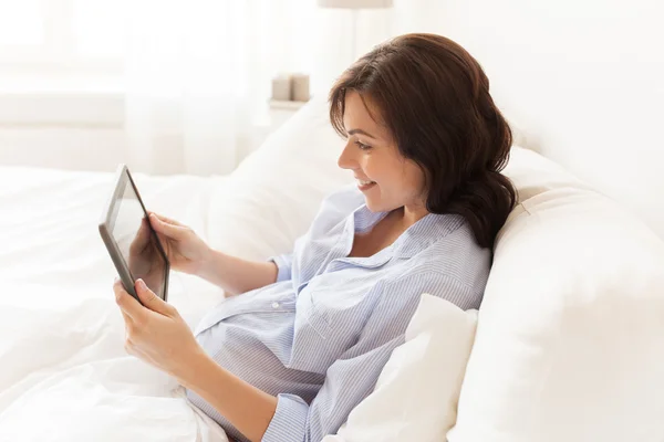 Mujer embarazada feliz con la tableta PC en casa — Foto de Stock