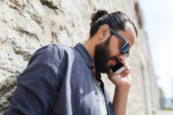 Homme appelant sur smartphone à la rue de la ville — Photo