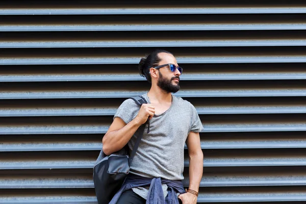 Hombre con mochila de pie en la ciudad pared de la calle —  Fotos de Stock