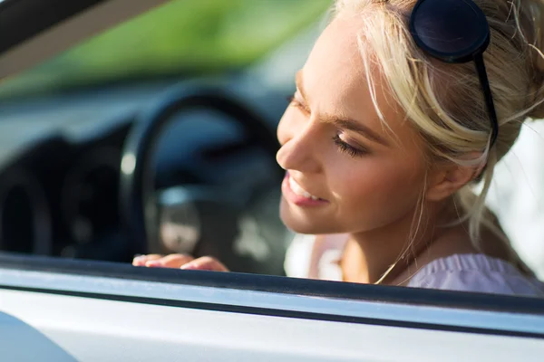 Menina adolescente feliz ou jovem no carro — Fotografia de Stock