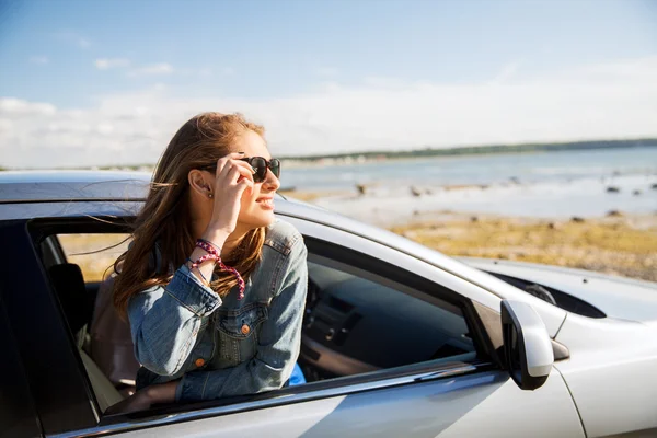 Felice ragazza adolescente o giovane donna in auto — Foto Stock