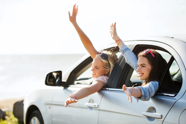 Glückliche Teenager-Mädchen oder Frauen im Auto am Meer — Stockfoto