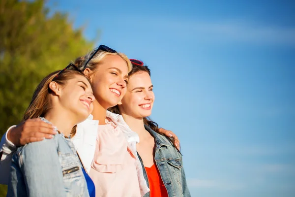 Mujeres felices o adolescentes abrazándose al aire libre —  Fotos de Stock