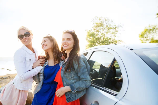 Niñas adolescentes felices o mujeres cerca de coche en la playa — Foto de Stock