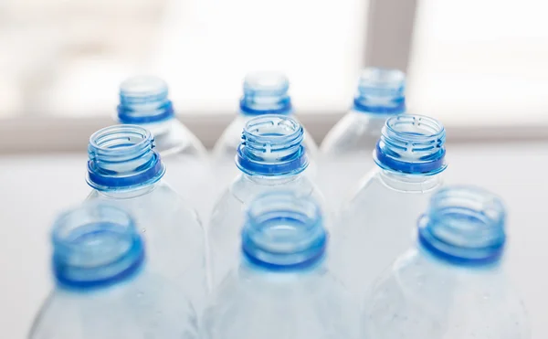 Закрыть пустые использованные пластиковые бутылки на столе — стоковое фото