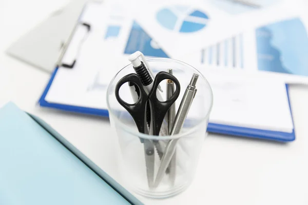 Close up of cup with scissors and pens at office — Stock Photo, Image