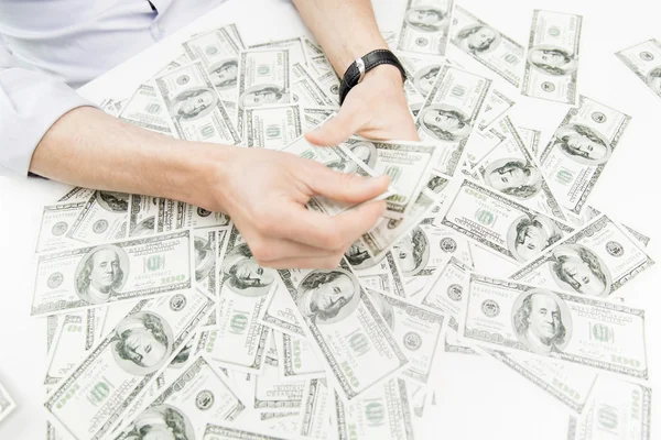 Επιχειρηματίας αρσενικό χέρια με χρήματα σε κοντινό πλάνο — Φωτογραφία Αρχείου
