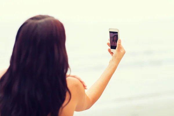 Jeune femme prenant selfie avec smartphone — Photo