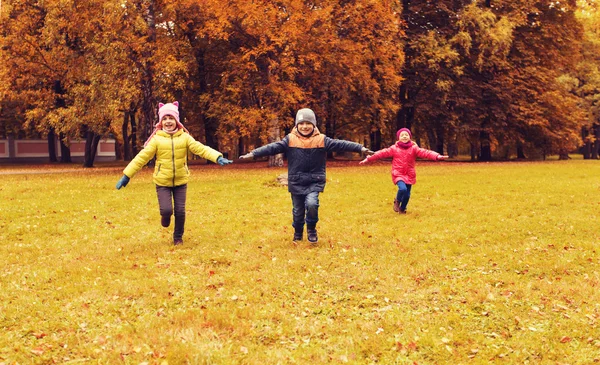 Щасливі маленькі діти бігають і грають на відкритому повітрі — стокове фото