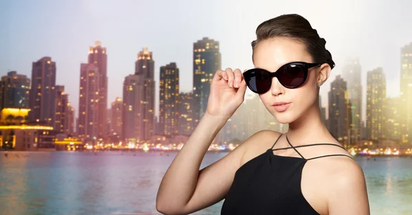 Красивая девушка в элегантных черных солнечных очках — стоковое фото