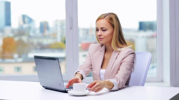 Mujer de negocios con portátil y café en la oficina — Vídeos de Stock