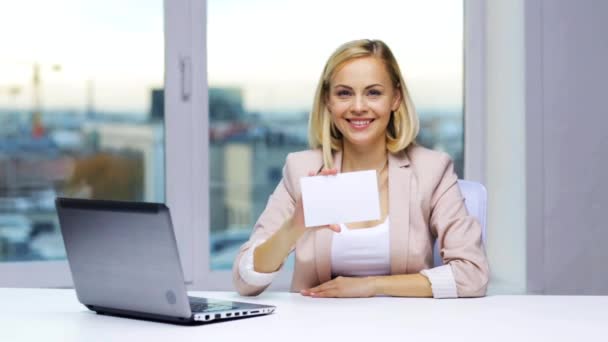 Бізнес-леді, що показує порожню паперову картку в офісі — стокове відео