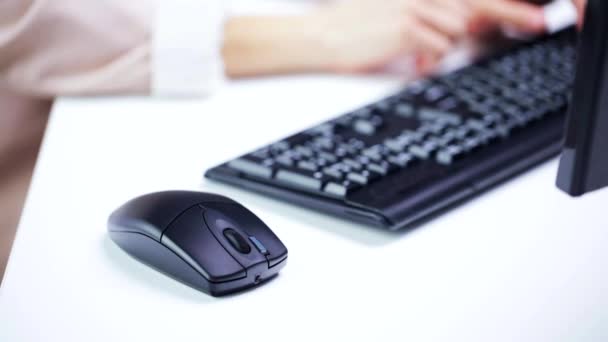 Mujer manos escribiendo en el teclado de la computadora en la oficina — Vídeo de stock