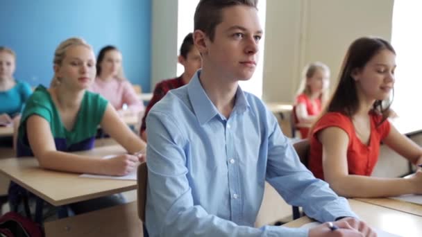 Studenter med bärbara datorer skriver test i skolan — Stockvideo