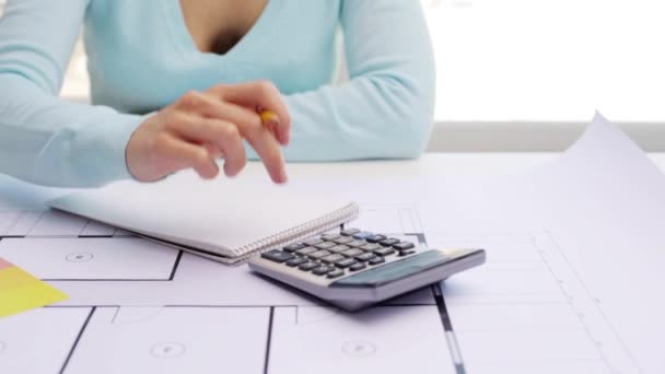 Mujer con plano contando con calculadora — Vídeos de Stock