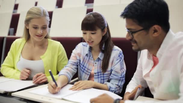 Group of students with notebooks in lecture hall — Stock Video