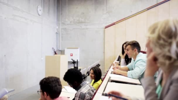 Grupo de estudiantes y profesores en la sala de conferencias — Vídeo de stock