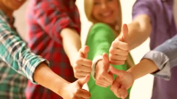 Studenten in de school tonen duimen omhoog — Stockvideo