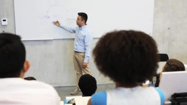 Studenti a učitel na tabuli na přednášku — Stock video