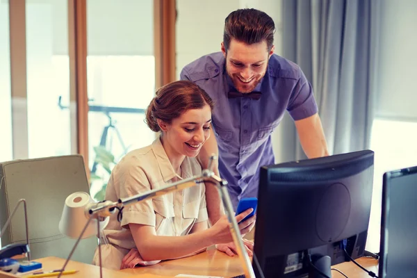 Verksamhet team med smartphone i office — Stockfoto