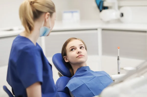Felice dentista femminile con paziente ragazza in clinica — Foto Stock