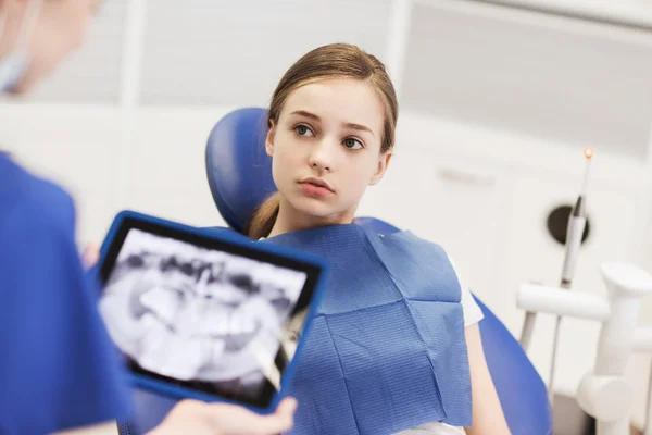Οδοντίατρος με φασματόμετρο ακτίνων χ σε tablet pc και κορίτσι ασθενή — Φωτογραφία Αρχείου
