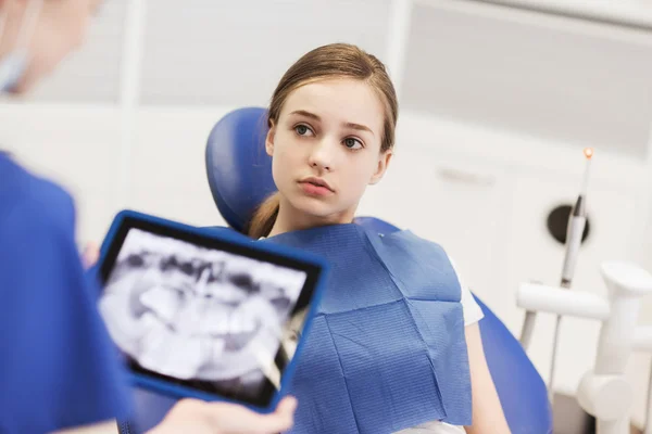 Dentist with x-ray on tablet pc and girl patient — Stock Photo, Image