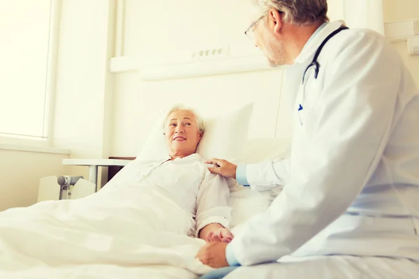 Médico visitando a una mujer mayor en el hospital —  Fotos de Stock