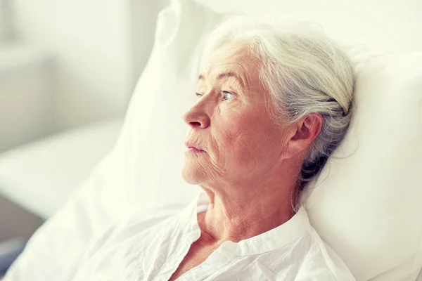 Patiente âgée couchée dans son lit à l'hôpital — Photo