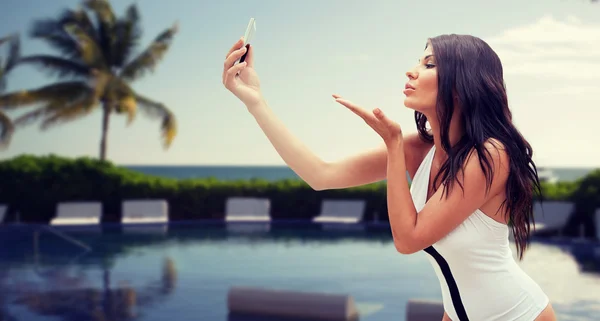 Mujer joven tomando selfie con smartphone — Foto de Stock