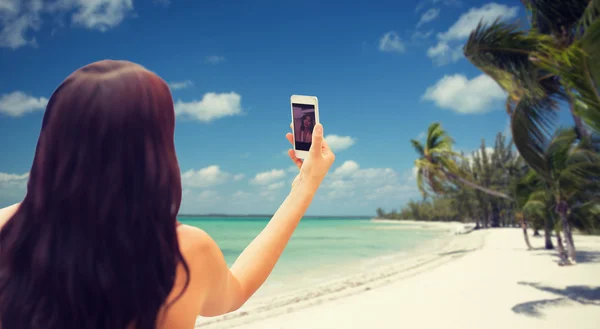 Jeune femme prenant selfie avec smartphone — Photo