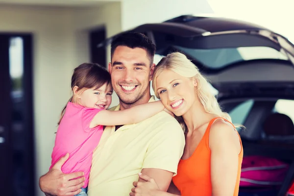 Famille heureuse avec voiture à hayon à la maison parking — Photo
