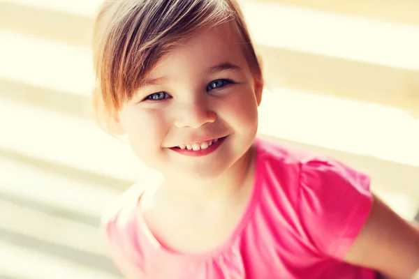 Щасливий красивий портрет маленької дівчинки — стокове фото