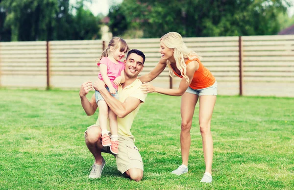 Família feliz abraçando ao ar livre — Fotografia de Stock