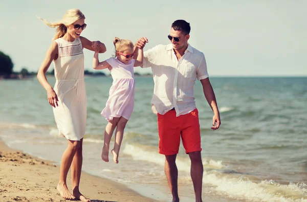 Lycklig familj i solglasögon på sommarstranden — Stockfoto