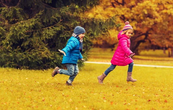 Группа счастливых маленьких детей, бегущих на открытом воздухе — стоковое фото