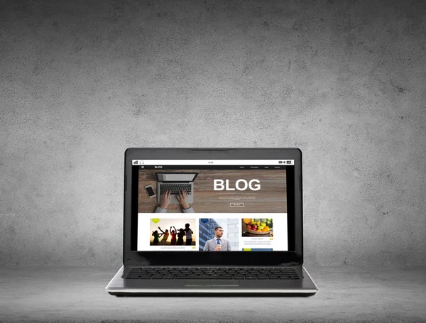 Laptop computer with blog web page on screen — Stock Photo, Image