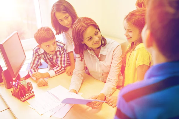 Group of school kids with teacher in classroom — Stock Photo, Image