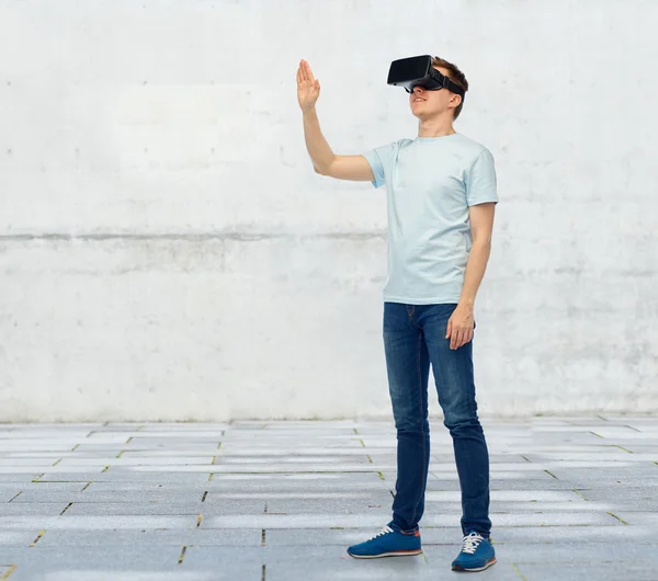 Gelukkig man in virtuele werkelijkheid hoofdtelefoon of 3D-bril — Stockfoto