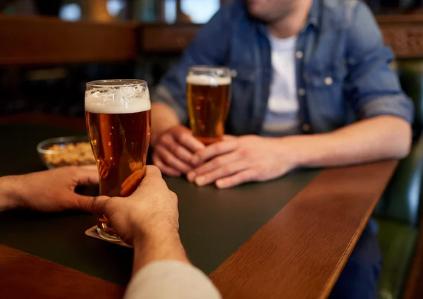 Gros plan d'hommes buvant de la bière au bar ou au pub — Photo
