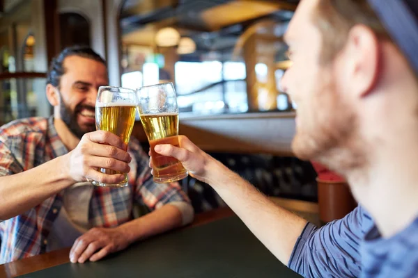 Amigos varones felices bebiendo cerveza en el bar o pub — Foto de Stock