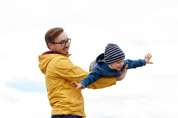 Padre con hijo jugando y divirtiéndose al aire libre — Foto de Stock