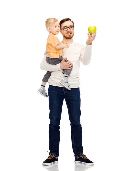 Glücklicher Vater und kleiner Sohn mit grünem Apfel — Stockfoto